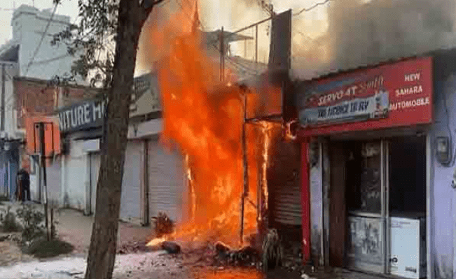 रांची के एक दुकान में अचानक लगी आग, लाखों के सामान.......