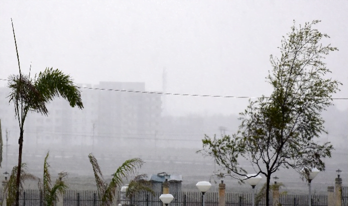 तेज बारिश के साथ आंधी और ओलावृष्टि ने मचाई तबाही......