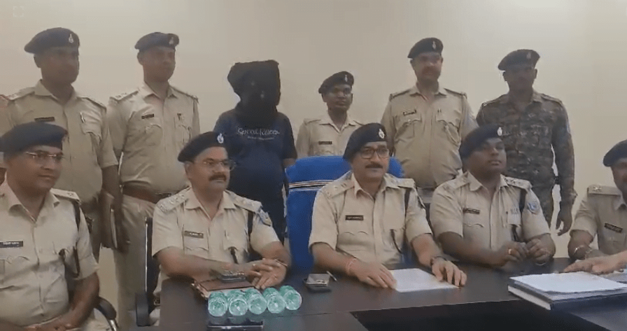 मजबूरी का फायदा उठाकर सूदखोरी करने वाला सख्स गिरफ्तार, 12 बाइक के साथ......