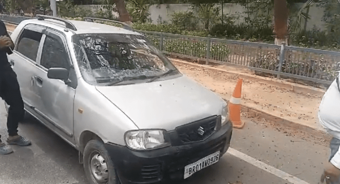सीएम आवास के पास तेज रफ्तार कार ने बैरिकेडिंग में मारी टक्कर