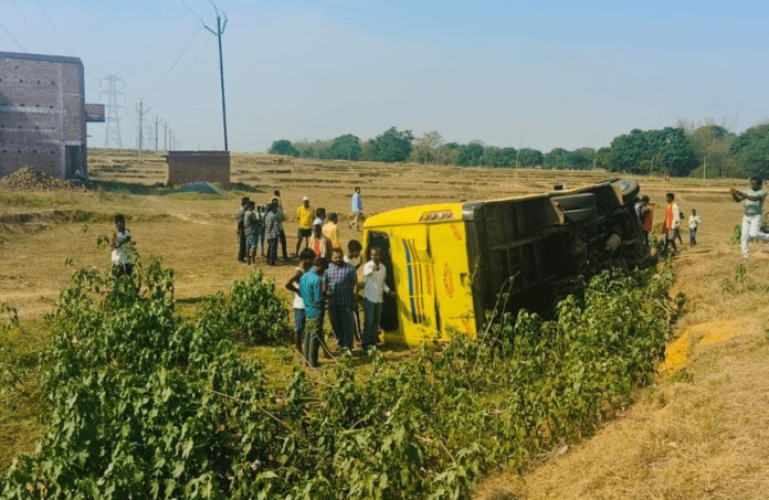 बस Mandar school bus accident