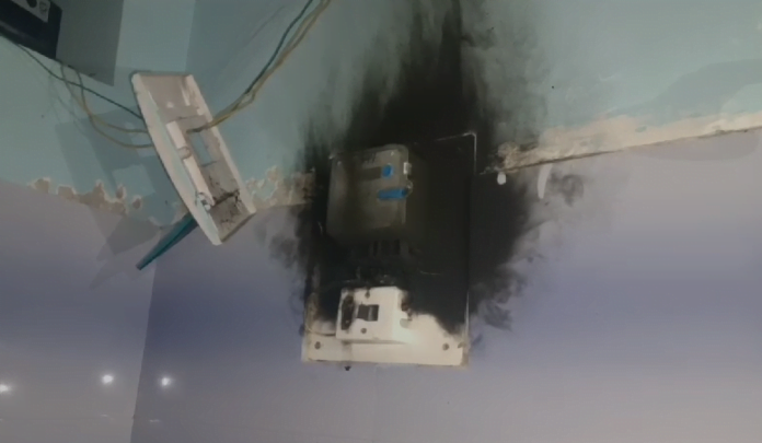 बिजली ठीक करने गए कर्मियों को ही ग्रामीणों ने बना लिया बंधक, आगे जो हुआ......