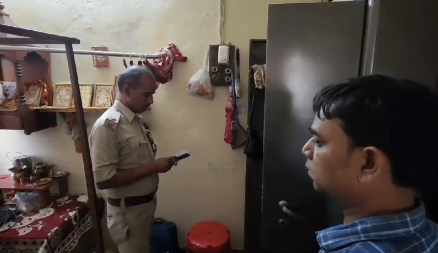 कुंडी खोलकर लाखों रुपए की संपति की चोरी.......