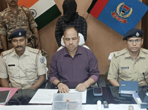 मांडर से देसी पिस्टल के साथ एक गिरफ्तार, दो जिंदा गोली........