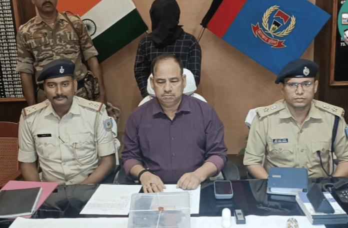 मांडर से देसी पिस्टल के साथ एक गिरफ्तार, दो जिंदा गोली........