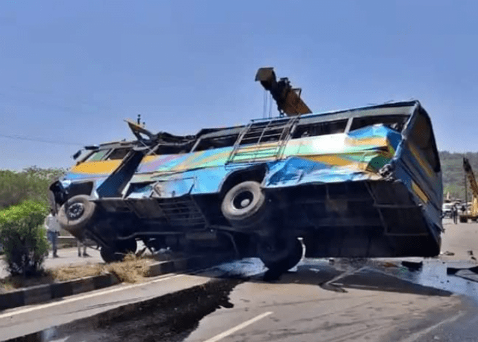 चुटुपालू घाटी में भीषण सड़क दुर्घटना, कई गाड़ियां एक साथ.......