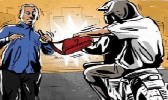 रातू में दिनदहाड़े जमीन कारोबारी से लूट, सोने के चेन समेत.......