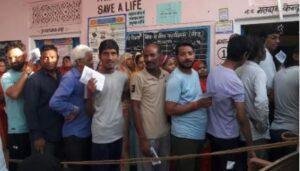 दूसरे चरण में मतदान में बिहार से भी पिछड़ा यूपी, बिहार में 53.03 हुई वोटिंग | 22Scope News उत्तर भारत के राज्यों के मुकाबले दक्षिण भारत के राज्यों में वोटरों में मतदान को लेकर उत्साह ज्यादा रहा। सुदूर केरल में सायं 5 बजे तक 63.97 फीसदी मतदान हुआ जबकि कर्नाटक में सायं 5 बजे तक 63.90 फीसदी मतदान हुआ।