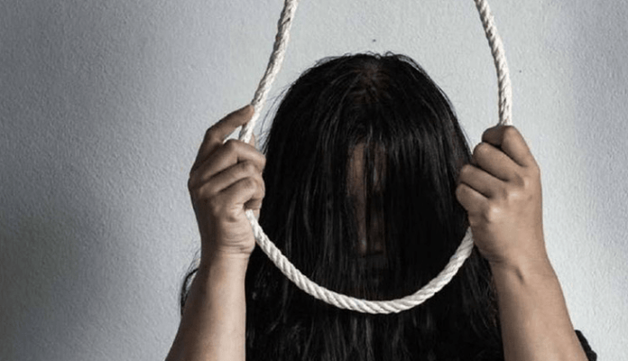 मेरा हॉस्टल में मन नहीं लग रहा बोलकर युवती ने कर ली Suicide