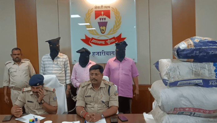 Hazaribagh से बोरे में बंधा 28 किलो गांजा धराया, पुड़िया बनाकर........