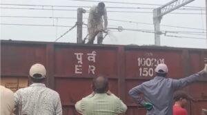 Adityapur Raliway Station : मालगाड़ी के रेक में लदी कोयले में लगी आग