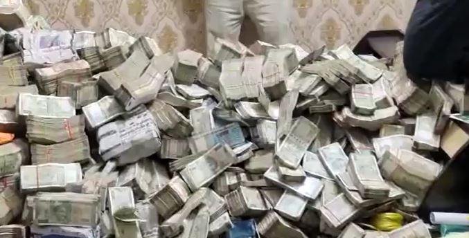 ईडी की रेड में मिले 35.23 करोड़ कैश में से बिल्ड मुन्न सिंह के 2.93 करोड़ रूपए भी शामिल है।