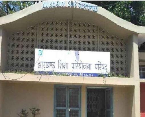 झारखंड में मौसम बदलने से गर्मी और लू से राहत मिली है। ऐसे में शिक्षा विभाग ने राज्य के सभी स्कूलों को 13 मई से खोलने का फैसला लिया है