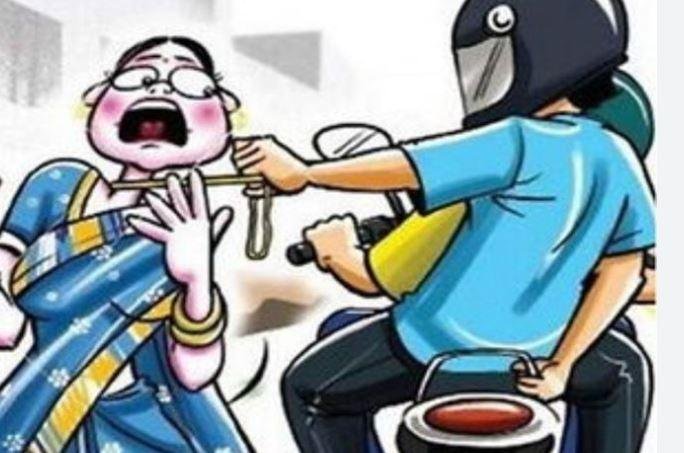 युवती के गले से चेन छीन कर स्नैचर हुआ फरार, सीसीटीवी में तस्वीर कैद