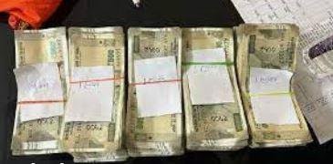 पुलिस ने जब्त किए साढ़े चार लाख रुपये, तीन युवकों को हिरासत में लिया