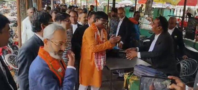 ढुल्लु महतो पहुंचे धनबाद बारएसोसिएशन,अधिवक्ताओं से मांगा समर्थन