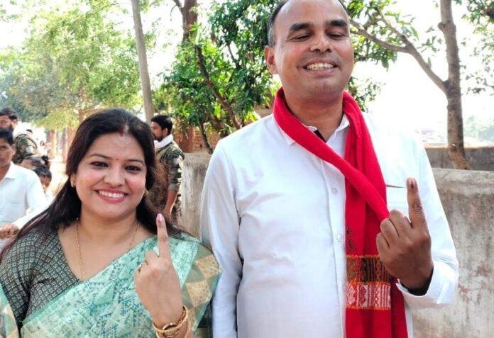 भाकपा माले प्रत्याशी विनोद सिंह ने अपनी पत्नी के साथ किया मतदान 