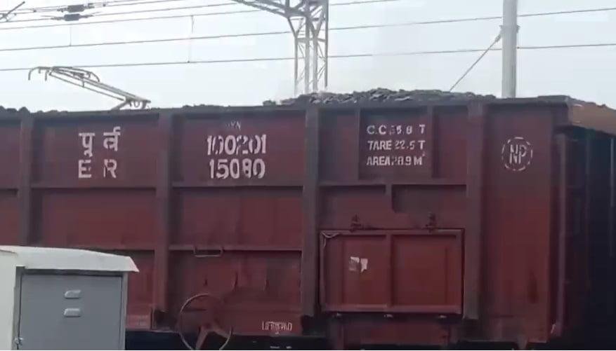 Adityapur Raliway Station : 3 नंबर लाइन में खड़ी मालगाड़ी के रेक में लदी कोयले में लगी आग