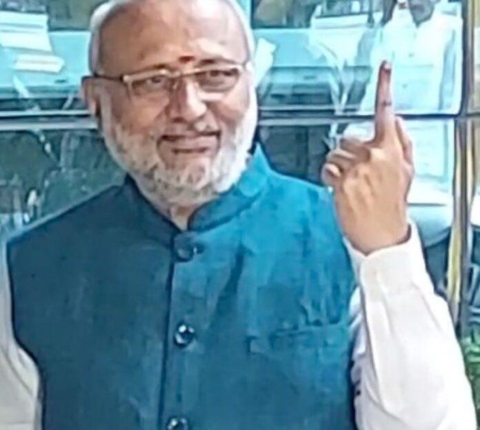 राज्यपाल ने मतदान किया