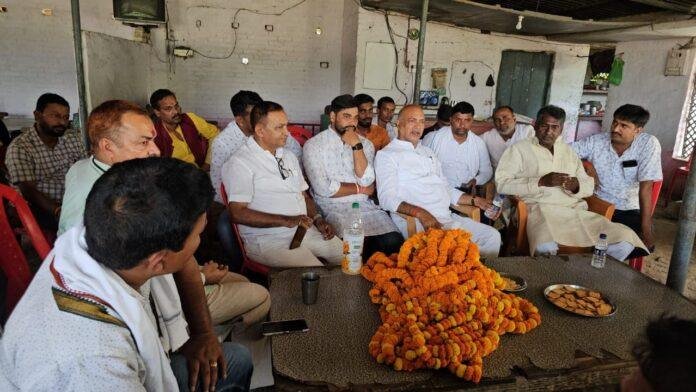 हम पार्टी के प्रदेश अध्यक्ष अनील सिंह पहुंचे बिक्रम, रामकृपाल के लिए मांगे वोट