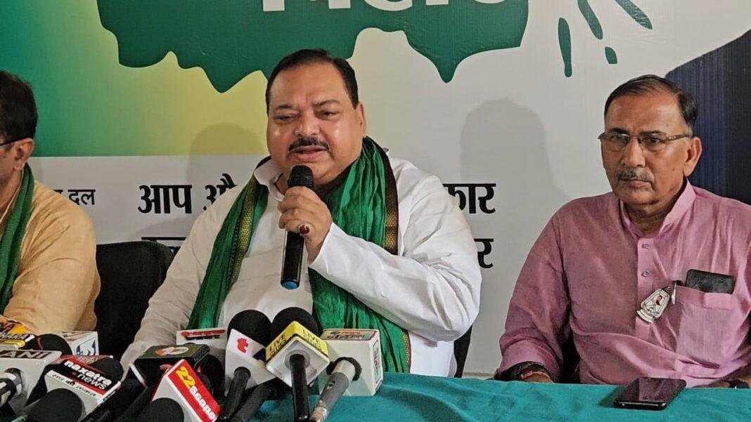 'भाजपा और संघ का विरोध करते हैं फिर साथ भी देते हैं ओवैसी'