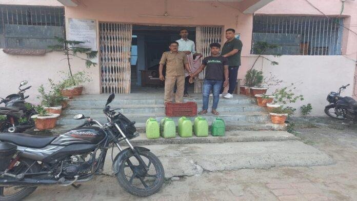 भारी मात्रा में शराब बरामद, एक कारोबारी गिरफ्तार