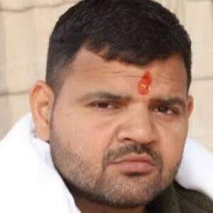 कैसरगंज से भाजपा प्रत्याशी घोषित हुए करण भूषण सिंह बृजभूषण शरण सिंह के छोटे बेटे हैं। वह डबल ट्रैप शूटिंग के नेशनल खिलाड़ी भी रह चुके हैं। इस समय वह उत्तर प्रदेश कुश्ती संघ के अध्यक्ष हैं। एक तरह से करण की राजनीति में एंट्री है और यह एंट्री पिता की सीट से हो रही है। 