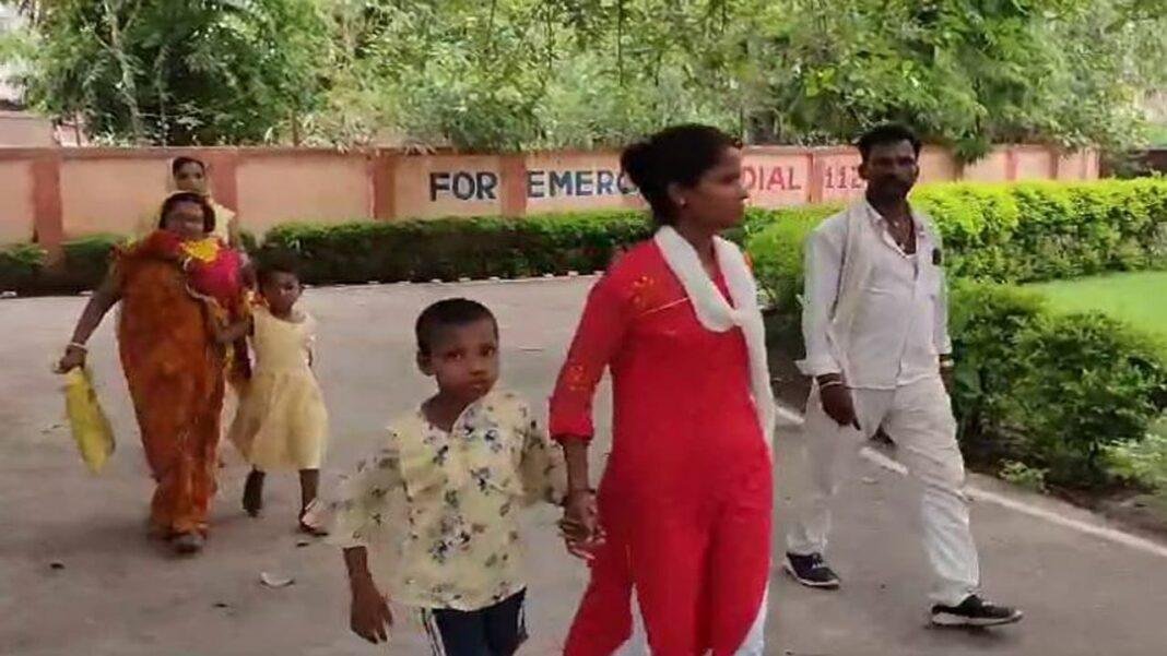 2 पुत्री की जननी न्याय पाने पहुंची DIG कार्यालय, लगायी गुहार