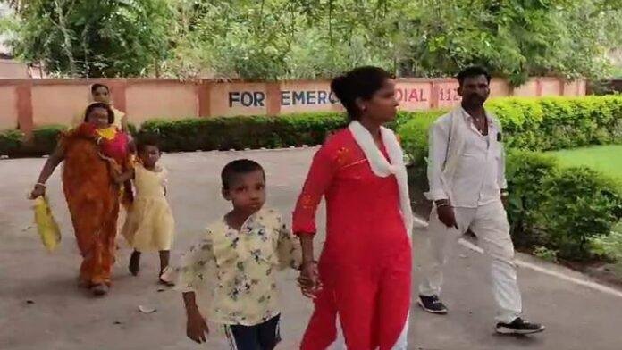 2 पुत्री की जननी न्याय पाने पहुंची DIG कार्यालय, लगायी गुहार