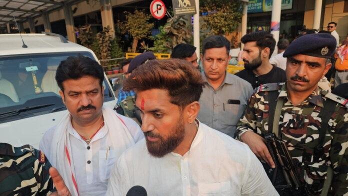 तेजस्वी पर चिराग का पलटवार, कहा- मेरे छोटे भाई हैं नादान, नहीं समझ पाते राजनीति