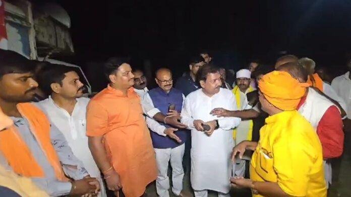 उम्मीदवार प्रदीप सिंह के लिए लोगों से जनसंपर्क करते मंत्री दिलीप जायसवाल