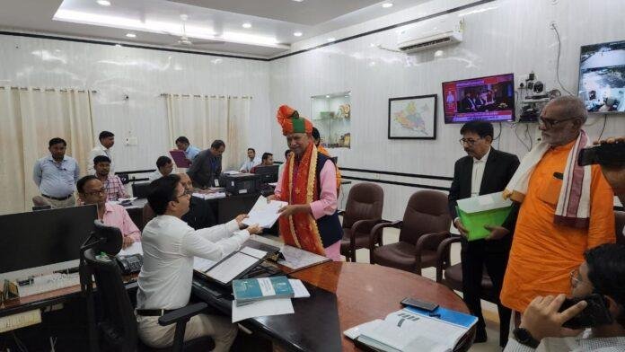 NDA प्रत्याशी जनार्दन सिंह सिग्रीवाल ने किया नामांकन