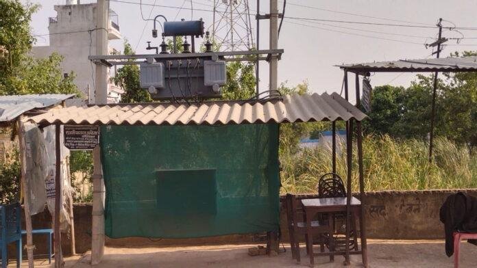 दर्जनों अधिवक्ताओं की जोखिम में जान, कोर्ट के आदेश के बाद भी ट्रांसफार्मर के नीचे बैठ रहे हैं वकील 