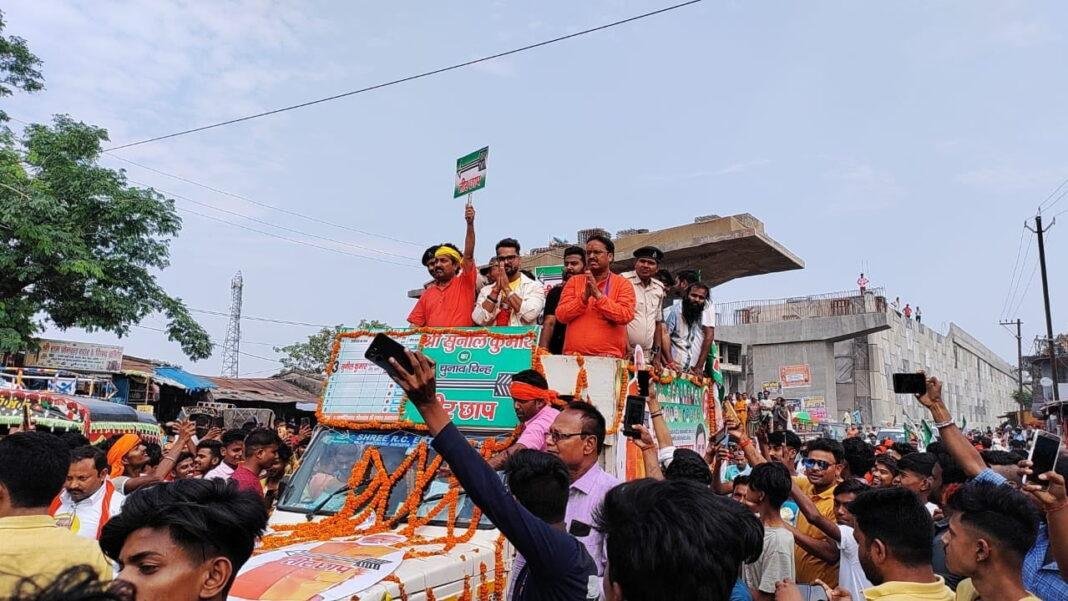 खेसारी लाल यादव ने NDA के पक्ष में किया रोड शो, कार्यकर्ताओं में जबरदस्त उत्साह
