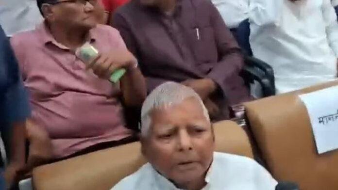 शपथ ग्रहण समारोह में पहुंचे लालू, कहा- हमारे पक्ष में हो रही है वोटिंग