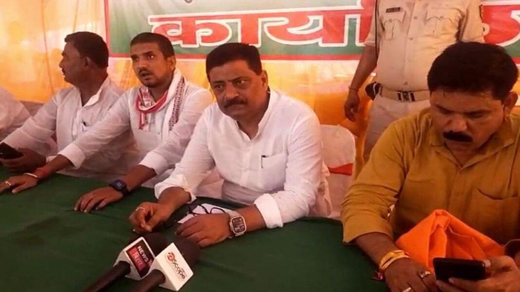 संजय झा ने कहा- गन्ना किसानों के साथ अत्याचार कर रहे हैं राजद प्रत्याशी दीपक यादव