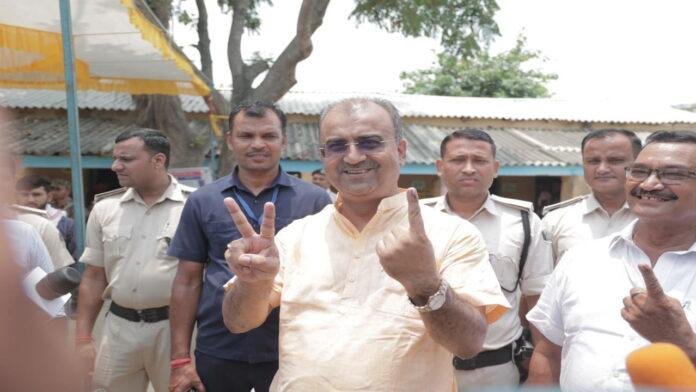 मंगल ने महाराजगंज में डाला वोट, NDA के पक्ष में वोटिंग कर बिहार की जनता ने दिया बहुमत का उत्तर