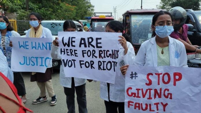 मेडिकल छात्राओं ने पटना की सड़कों पर जमकर काटा बवाल