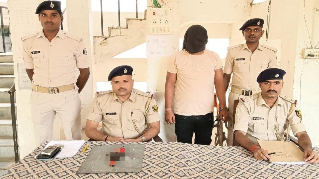 लोडेड कट्टा लहरा रहा युवक को पुलिस ने धर दबोचा