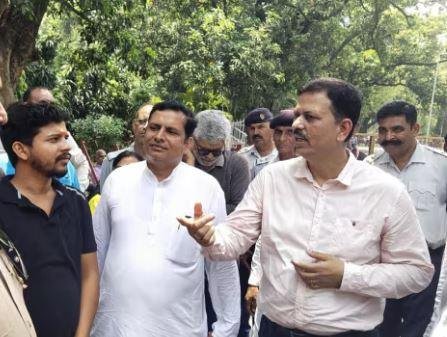 BHU – Gandhigiri : कार्डियोलॉजी के प्रोफेसर का अनशन, जमीन पर बैठकर कर देख रहे मरीज प्रोफेसर ओमशंकर ने उनका अनुरोध स्वीकार कर लिया लेकिन कार्डियोलॉजी विभाग में अपना अनशन जारी रखने का निर्णय लिया। इसके बाद वह अपने कार्डियोलॉजी विभाग पहुंचे और वहीं जमीन पर बैठकर मरीज देखना शुरू कर दिया। प्रोफेसर ओमशंकर का कहना है कि जब तक मांगें नहीं मान ली जाएंगी तब तक अनशन जारी रहेगा।