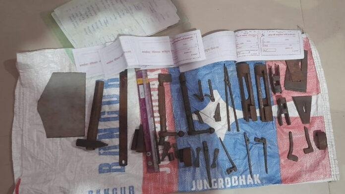 नक्सल संगठन से संबंधित कागजात व अर्द्धनिर्मित हथियार के साथ राजेश गिरफ्तार