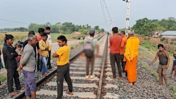 सुपौल में ट्रेन से कटकर महिला की मौत, लोगों की उमड़ी भीड़