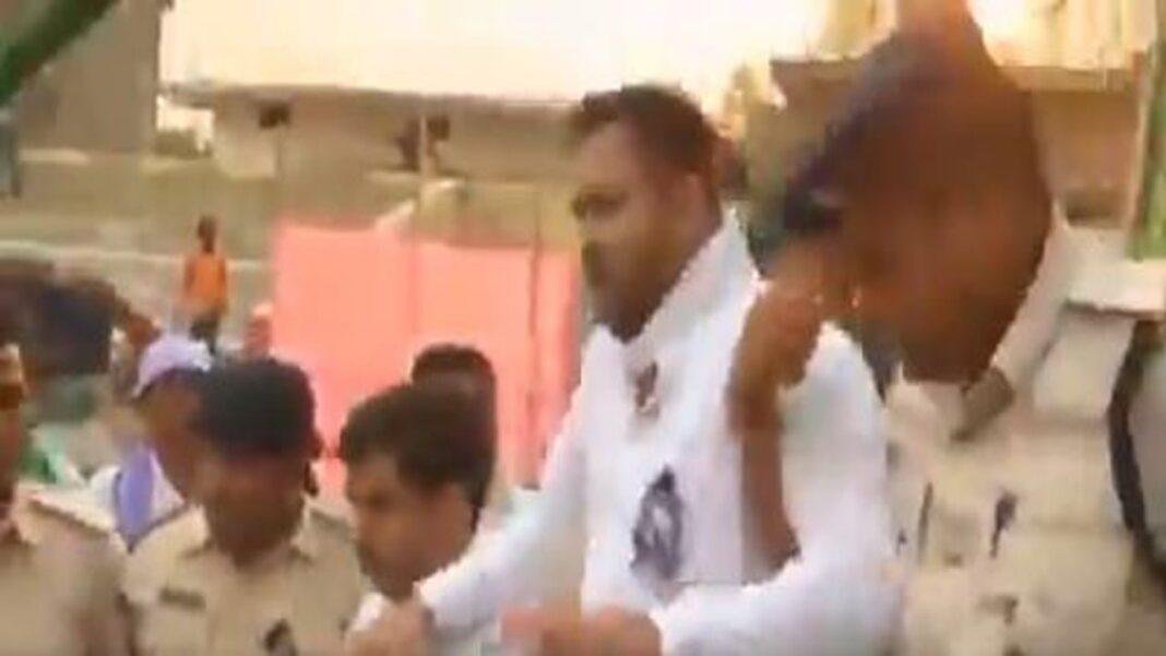 चुनावी रैली के दौरान दर्द से कराह उठे तेजस्वी, कार्यकर्ताओं ने गाड़ी में बैठाया
