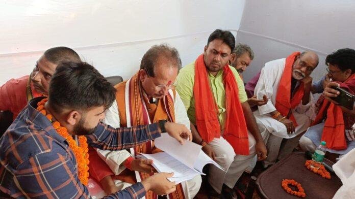 किसानों से मुलाकात करने पहुंचे विजय सिन्हा