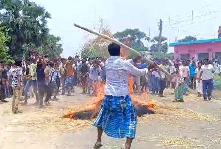 पश्चिम बंगाल में राजनीतिक हिंसा मतदान के छठें चरण के दौरान शनिवार सुबह से ही जगह-जगह देखने को मिला है। घाटाल लोकसभा सीट से भाजपा प्रत्याशी हिरन चट्टोपाध्याय के गाड़ी को रोककर प्रतिपक्षी दलों के कार्यकर्ताओं और समर्थकों ने केशपुर में काफी देरतक बवाल काटा। 
