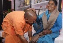 CM Yogi’s Mother Admitted in AIIMS : जिरियाट्रिक वार्ड में भर्ती, बहन भी वहीं मौजूद उत्तर प्रदेश के CM Yogi’s Mother सावित्री देवी को AIIMS (अखिल भारतीय आयुर्विज्ञान संस्थान) ऋषिकेश में भर्ती किया गया है। वृद्धावस्था में आने वाली परेशानियों को देखते हुए उन्हें जिरियाट्रिक वार्ड में भर्ती किया गया है।