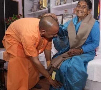 उत्तर प्रदेश के CM Yogi’s Mother सावित्री देवी को AIIMS (अखिल भारतीय आयुर्विज्ञान संस्थान) ऋषिकेश में भर्ती किया गया है। वृद्धावस्था में आने वाली परेशानियों को देखते हुए उन्हें जिरियाट्रिक वार्ड में भर्ती किया गया है।