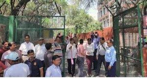 Delhi-NCR Schools Bomb Threat मामले में जांच अधिकारियों को प्राथमिक आधार पाया कि स्कूलों को आये कॉल्स फर्जी हैं। 