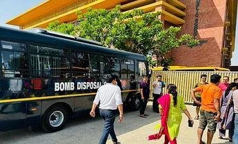 Delhi-NCR Schools Bomb Threat वाले इस मामले में जिन स्कूलों को यह बम की धमकी भरे ई-मेल मिलने उनमें कई हाई प्रोफाइल स्कूल शामिल हैं। इसमें डीपीएस, एमिटी, मदर मैरी स्कूल समेत कई बड़े स्कूल शामिल हैं।