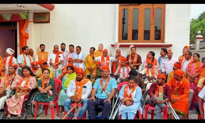 Varanasi में PM Modi के लिए वोटिंग प्रतिशत बढ़ाने को इस बार भाजपा की ओर खास पहल की गई है।